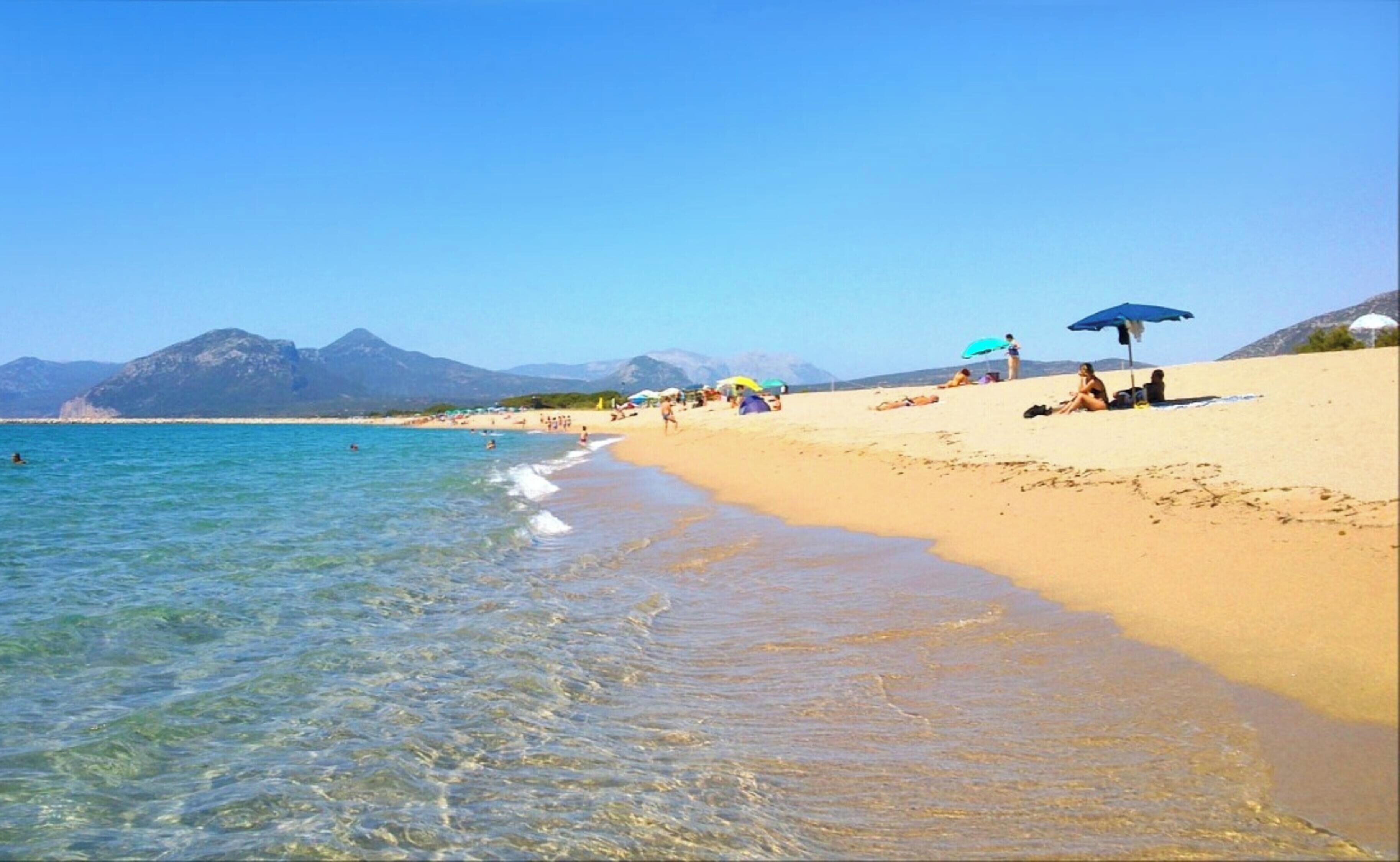 Una spiaggia nelle vicinanze