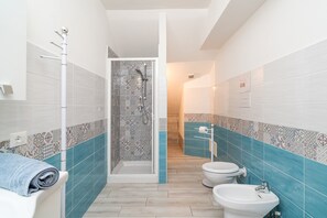 Shower, free toiletries, bathrobes, towels - Apartment 'Celeste' with Private Terrace, Wi-Fi and Air Conditioning (Orosei)