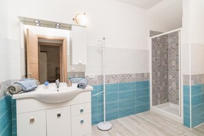 Shower, free toiletries, bathrobes, towels