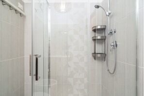 Shower, free toiletries, towels - Apartment 'Nerino' with Private Terrace, Wi-Fi and Air Conditioning (Orosei)