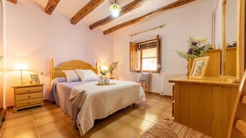 4 bedrooms, iron/ironing board, free WiFi, bed sheets