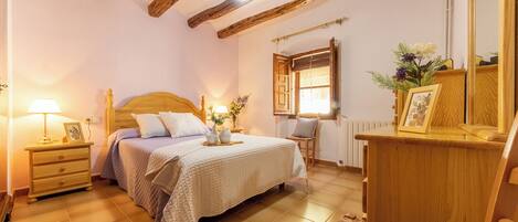 4 bedrooms, iron/ironing board, free WiFi, bed sheets