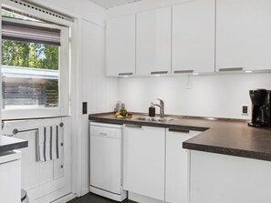 Kylskåp, mikrovågsugn, ugn och diskmaskin