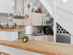 Fridge, cookware/dishes/utensils