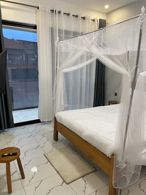 设计双人房 | 特色装修、特色家居、办公桌、笔记本电脑工作区