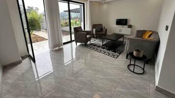 Deluxe Double Room, 1 Katil Kelamin (Double), Courtyard View | Ruang tamu | TV Pintar, perkhidmatan penstriman, monitor komputer, pencetak