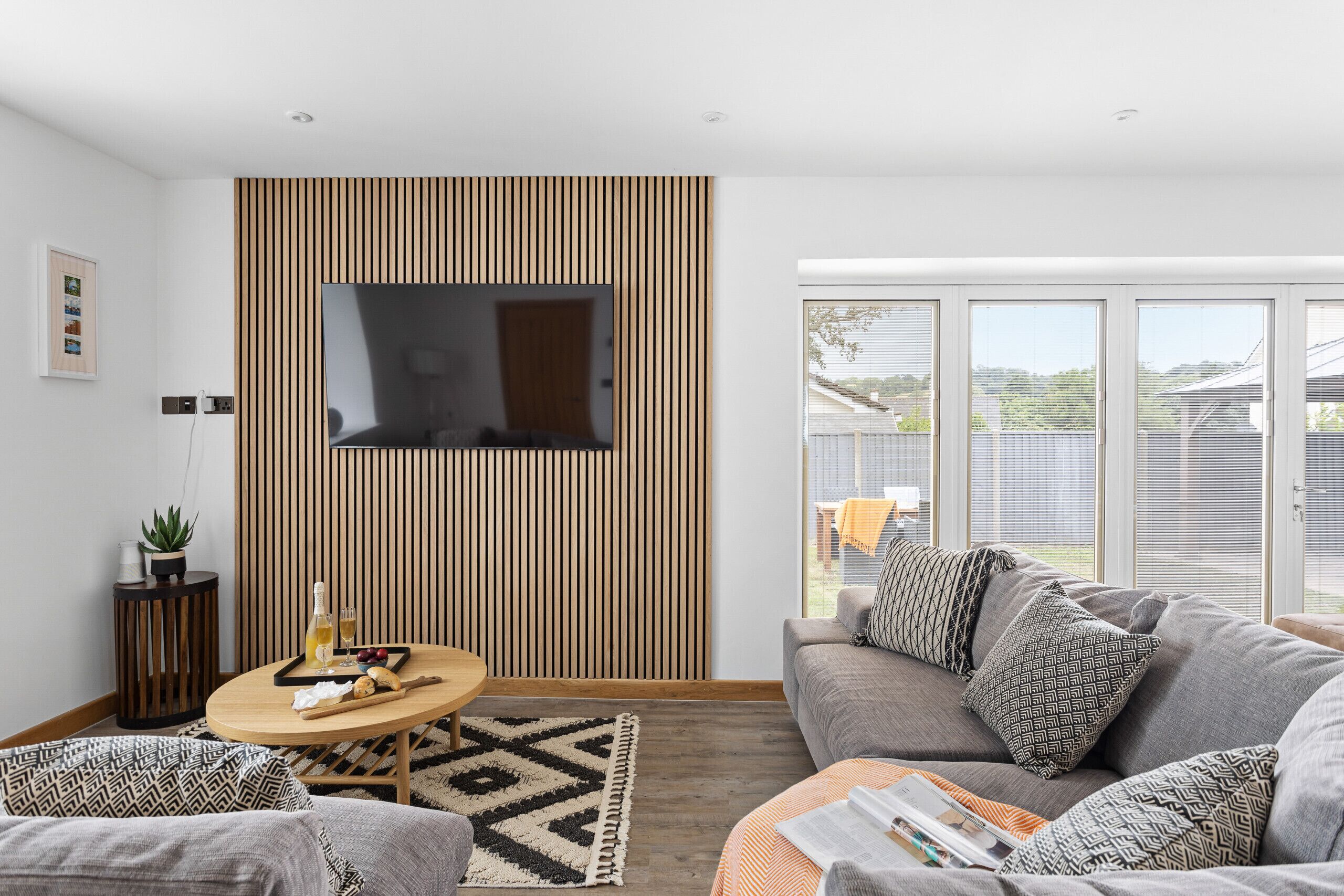 Télévision, chaîne hi-fi, espaces bureaux