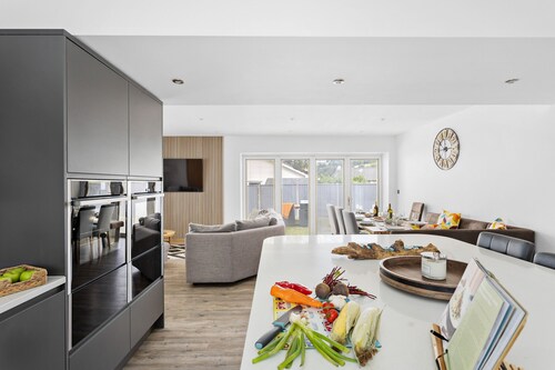 Greenacre – Contemporary 5-Bedroom Devon Hideaway with Gardens & Parking