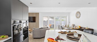 Greenacre – Contemporary 5-Bedroom Devon Hideaway with Gardens & Parking