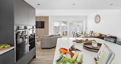 Greenacre – Contemporary 5-Bedroom Devon Hideaway with Gardens & Parking