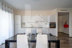Kühlschrank, Ofen, Herdplatte, Geschirrspüler