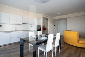 Dining - WATERFRONT, a newly built structure, was born on the main seafront of Montesilvano, a few steps from the large golden sandy beaches. The Interno 3 apartment, on the 1st floor of the residence which can also be reached by lift, is a three-room apartment w (Montesilvano)