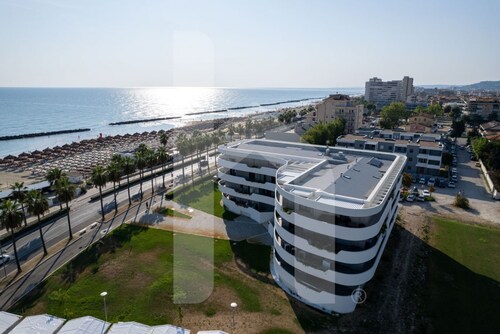 WATERFRONT, a newly built structure, was born on the main seafront of Montesilvano, a few steps from the large golden sandy beaches. The Interno 3 apartment, on the 1st floor of the residence which can also be reached by lift, is a three-room apartment w