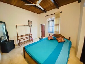 Classic Room, 1 Queen Bed, Non Smoking, Ground Floor