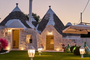 Exterior - Trulli with Jacuzzi pool in the heart of Valle D'Itria (Puglia)