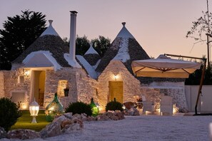 Property grounds - Trulli with Jacuzzi pool in the heart of Valle D'Itria (Puglia)