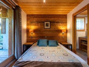 5 bedrooms, free WiFi - Traditional chalet 5 rooms, 10 people, parking, terrace, near La Balme (La Clusaz)