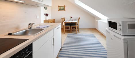 Køleskab, mikrobølgeovn, ovn, kogeplade