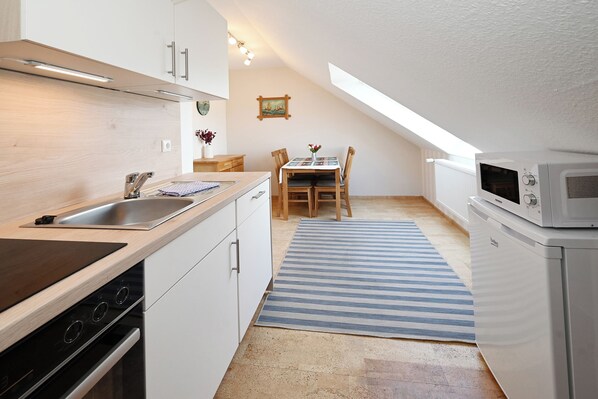 Køleskab, mikrobølgeovn, ovn, kogeplade