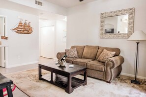 Smart TV, offices - 2 Bed 2 Bath - Beautiful Pool, Gym, Game Room (Las Vegas)