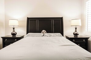 2 bedrooms, desk, free WiFi, bed sheets - 2 Bed 2 Bath - Beautiful Pool, Gym, Game Room (Las Vegas)