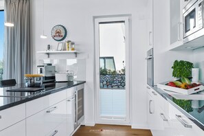 Køleskab, mikrobølgeovn, ovn, kogeplade