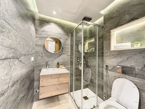 Douche, baignoire à jets, sèche-cheveux, bidet