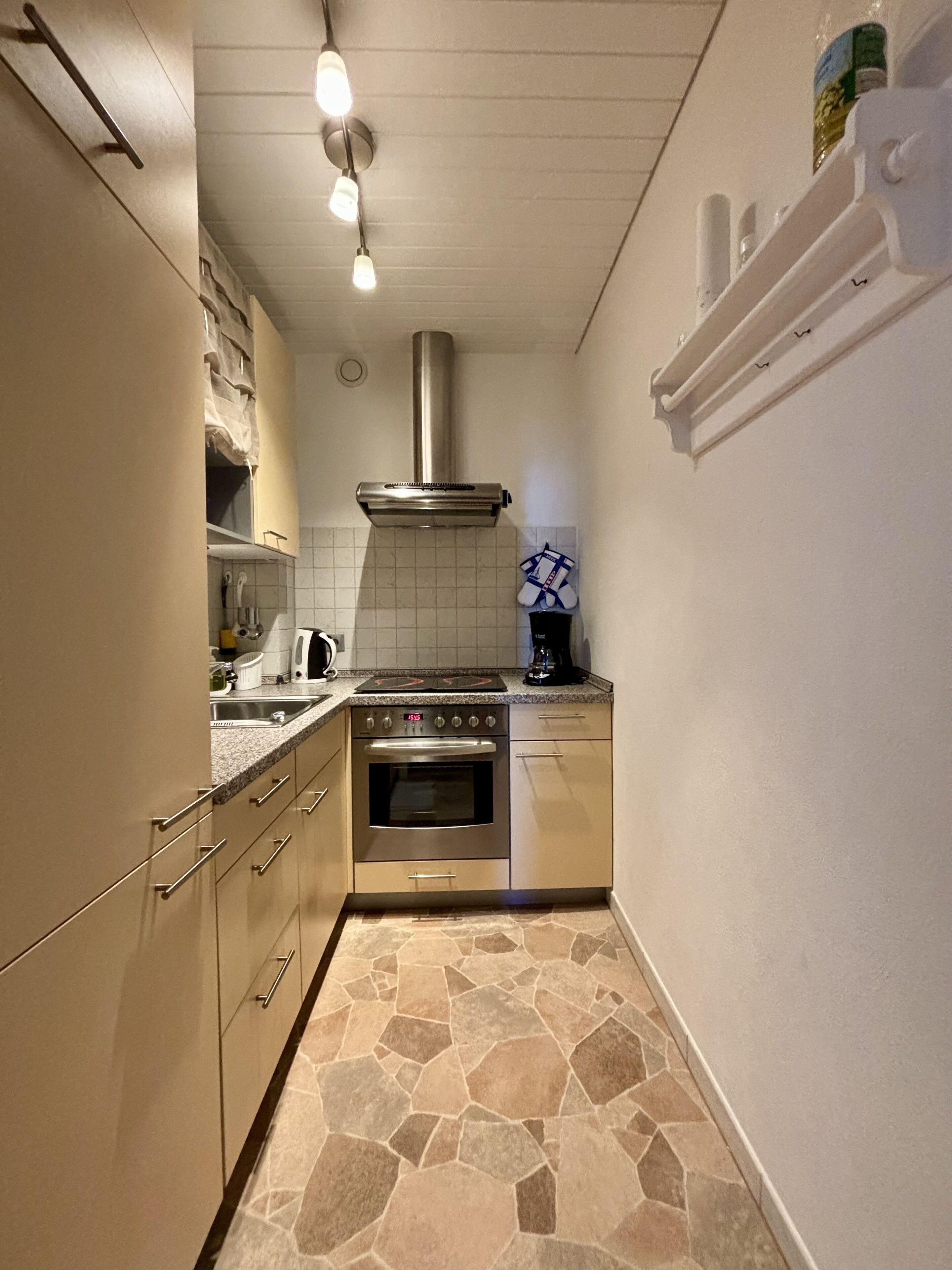 Fridge, oven, stovetop, coffee/tea maker