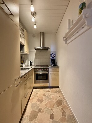 Fridge, oven, stovetop, coffee/tea maker