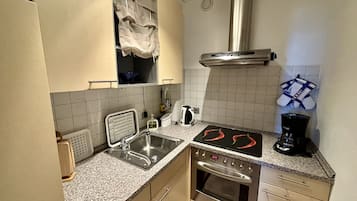 Fridge, oven, stovetop, coffee/tea maker