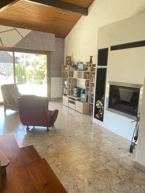 TV, DVD player - SAINT-JORIOZ, Maison 5min du centre, VUE montagnes, 8pers (Saint-Jorioz)