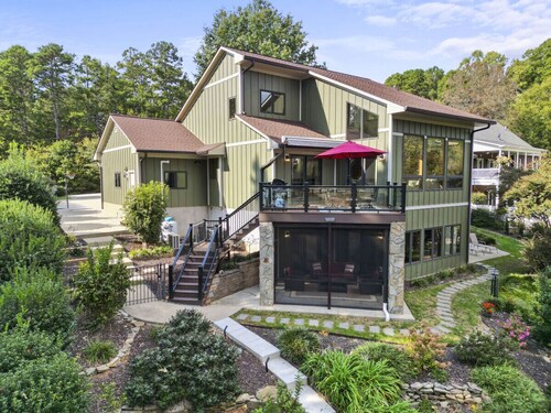 Rustic Lakefront home with winery, state park, and more nearby! A perfect fall getaway!