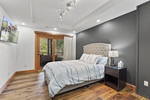 5 Schlafzimmer, Schreibtisch, Bügeleisen/Bügelbrett, Reisekinderbett