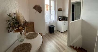 Cozy 1-BR Apartment Steps from Shops & Beach, Fouras