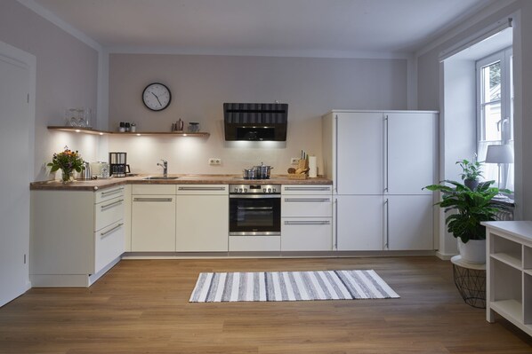 Fridge, oven, stovetop, dishwasher - Ferienwohnung Rosengasse 4, bis 4 Personen, 55qm (Bad Reichenhall)