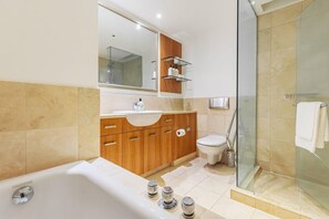 Badekar, hårføner, håndklær og såpe