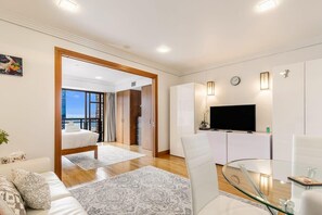 Interior - 1BR in Prime location+City views by Zodiak Stays (Auckland)