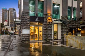 Exterior detail - 1BR in Prime location+City views by Zodiak Stays (Auckland)