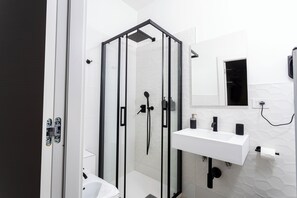Phòng Superior | Phòng tắm | Buồng tắm vòi sen, vòi sen phun mưa, máy sấy tóc, chậu vệ sinh/vòi rửa 