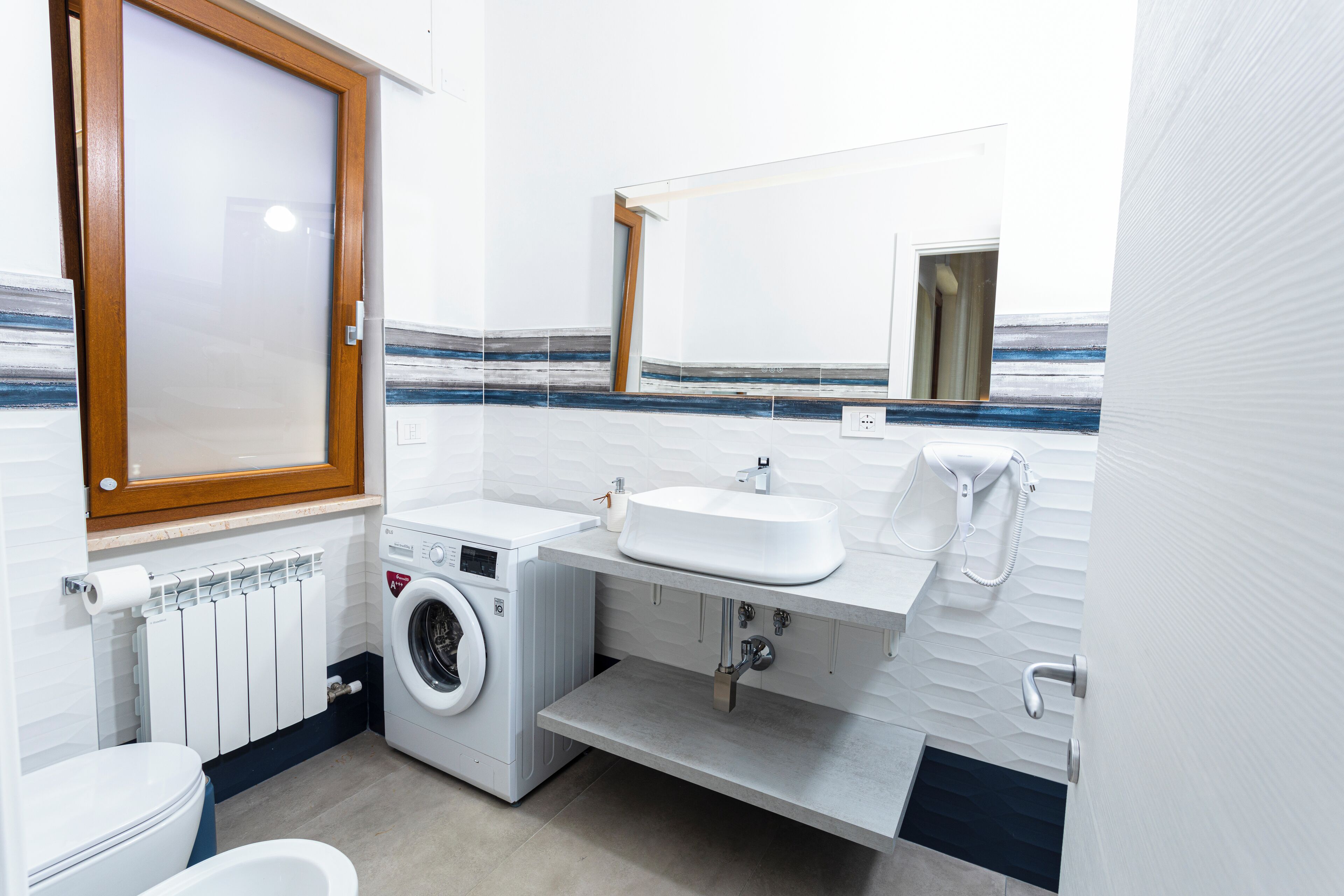 Superior Room | Bathroom | Shower, rainfall showerhead, hair dryer, bidet