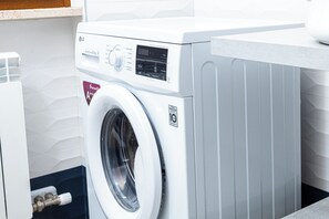 Superior Room | Bathroom | Shower, rainfall showerhead, hair dryer, bidet - Gallo's City Rooms (Termoli)