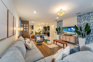 TV, offices - Dazzling New 7BR Villa by Disney| Theme Rms/Pool (Davenport)