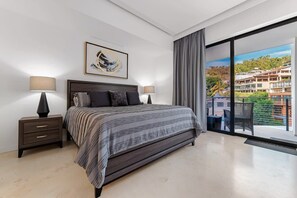 2 habitaciones, escritorio y tabla de planchar con plancha 