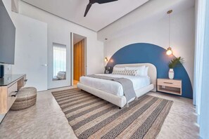 2 habitaciones, escritorio y tabla de planchar con plancha