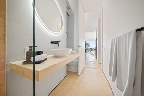 Bruser, hårtørrer, håndklæder