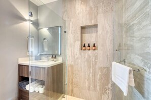 Shower, hair dryer, towels - 2BR Rooftop & Pool in Cardinal (Cabo San Lucas)