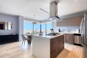 Réfrigérateur, four à micro-ondes, un four, surface de cuisson
