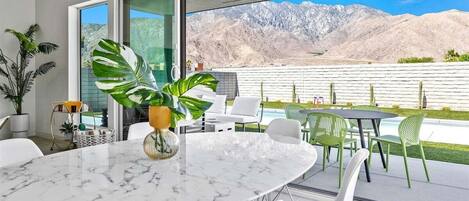 屋外ダイニングエリア