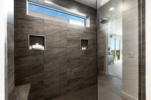 Bathtub, hair dryer, towels, soap - Skyline Views at Miralon - Palm Springs Perfection: Relax, Play & Recharge in a Gated Community (Palm Springs)