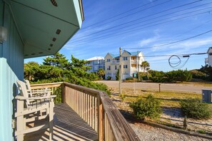 Property grounds - Charming 2-bedroom home in Topsail Beach, perfect for family getaways! (Topsail Beach)